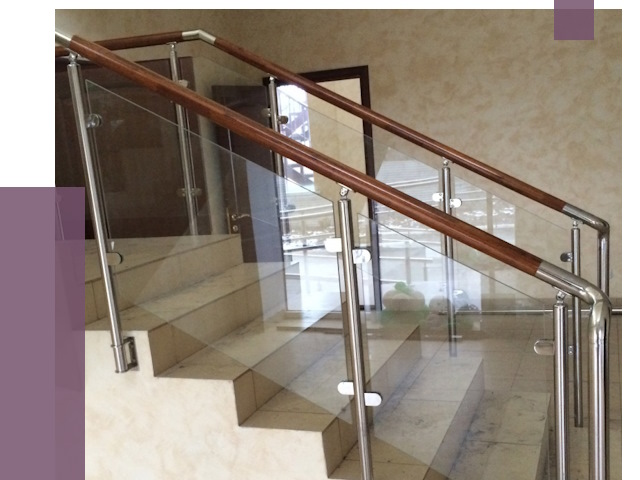 Комбинированные перила из металла и дерева в Сатке