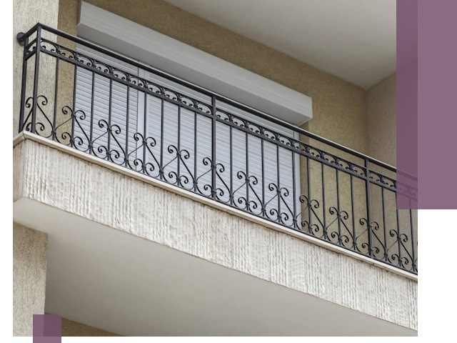 Балконные ограждения из металла и стекла в Сатке для домов